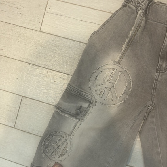 Oli & Hali Gray roomy Jeans with Distinctive Peace Designs - Picture 7 of 8